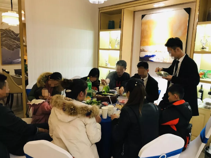 暖冬火鍋宴熱辣開席，老友變新鄰，理想開涮！